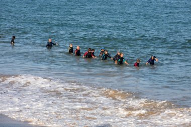 Saint-Malo, Fransa-14 Eylül 2018: Aqua beach Saint-Malo, Brittany, Fransa boyunca yürüyüş