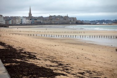 Sahil manzarası ve eski Saint-Malo kasabası. Britanya, Fransa