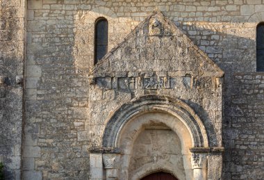 Saint Emilion, Gironde, Fransa yakınlarındaki Aziz Georges de Montagne köyündeki eski kilise.