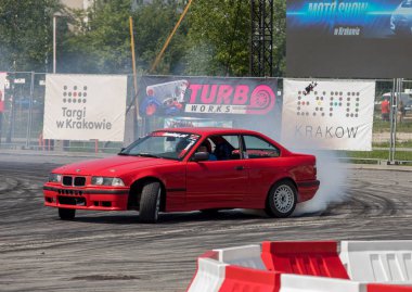 Cracow, Polonya - 18 Mayıs 2019: Drift araba Cracow Moto Show 5 baskısında eylem. Polonya. 