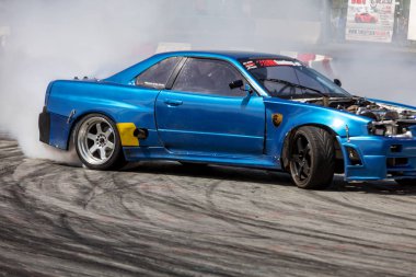 Cracow, Polonya - 18 Mayıs 2019: Drift araba Cracow Moto Show 5 baskısında eylem. Polonya. 