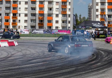 Cracow, Polonya - 18 Mayıs 2019: Drift araba Cracow Moto Show 5 baskısında eylem. Polonya. 