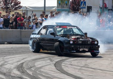 Cracow, Polonya - 18 Mayıs 2019: Drift araba Cracow Moto Show 5 baskısında eylem. Polonya. 