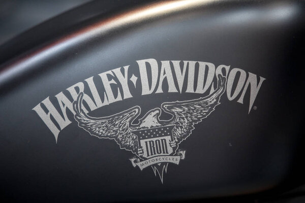  Краков, Польша - 18 мая 2019 года: мотоцикл Harley Davidson представлен на выставке Moto Show в Кракове. В Польше. Экспоненты представляют наиболее интересные аспекты автомобильной промышленности
