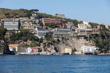 Sorrento, İtalya - 13 Haziran 2017: Ev ve Otel Sorrento kayalıklarla üzerinde görünümünü. Napoli Körfezi, Campania, İtalya