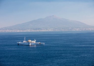 Sorrento, İtalya - 12 Haziran 2017: Napoli Körfezi'nde Vezüv Yanardağı'nın arka planına karşı bir yolcu gemisi. Sorrento, İtalya