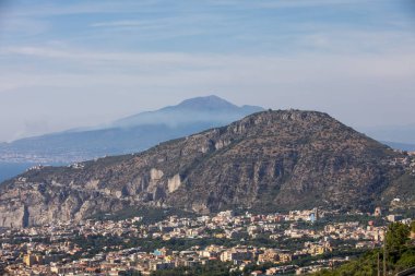 Sorrento. İtalya. Sorrento ve Napoli Körfezindeki havadan görünümü. 