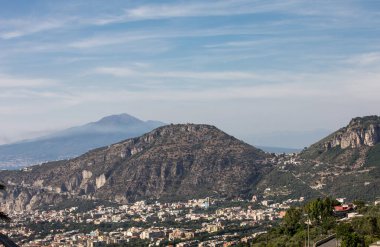 Sorrento. İtalya. Sorrento ve Napoli Körfezindeki havadan görünümü. 