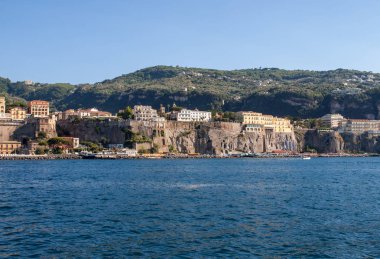  Ev ve Otel Sorrento kayalıklarla üzerinde görünümünü. Napoli Körfezi, Campania, İtalya