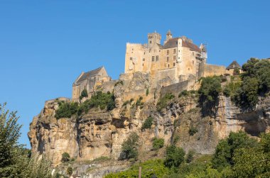  Dordogne Nehri 'nin üzerindeki kireçtaşı uçurumunda yükselen Ortaçağ Şatosu Beynac. Fransa, Dordogne Bölümü, Beynac-et-Cazenac
