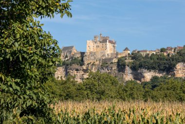  Dordogne Nehri 'nin üzerindeki kireçtaşı uçurumunda yükselen Ortaçağ Şatosu Beynac. Fransa, Dordogne Bölümü, Beynac-et-Cazenac