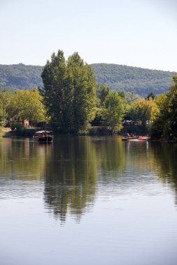 Beynac et Cazenac, Dordogne, Fransa - 4 Eylül 2018: Fransa 'nın Aquitaine kentinde La Roque-Gageac' taki Dordogne nehrinde gabare adlı Fransızca kano ve turist botu