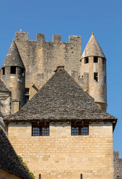 Het Middeleeuwse Chateau Beynac Rijst Een Kalkstenen Klif Boven Rivier — Stockfoto