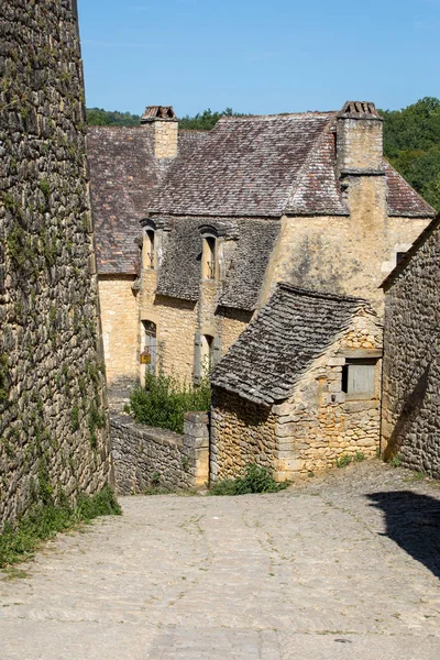 フランス ビニャック カゼナックの伝統的な町の古代の住宅や石畳の通りと典型的なフランスの町並み — ストック写真