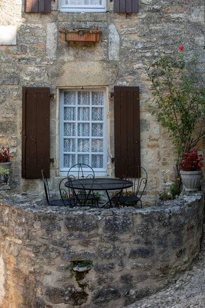 Une Table Des Chaises Métal Noir Sur Terrasse Romantique Une — Photo