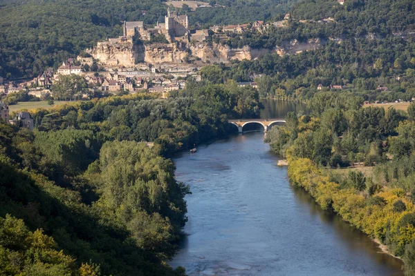 Das Mittelalterliche Chateau Beynac Erhebt Sich Auf Einer Kalksteinklippe Über — Stockfoto