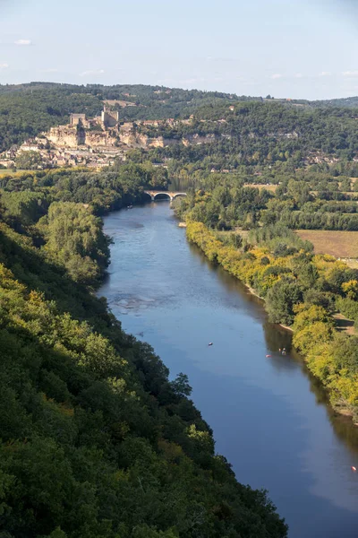 Het Middeleeuwse Chateau Beynac Rijst Een Kalkstenen Klif Boven Rivier — Stockfoto