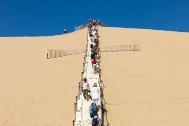 Dune Pilat, Fransa - Eylül 10,2018: Dune du Pilat, Aquitaine, Fransa Avrupa tırmanma insanlar 