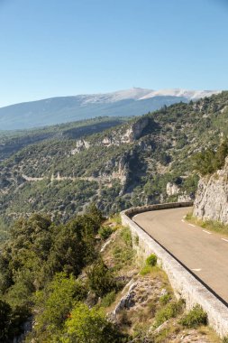 Vaucluse Provence ve Mont Ventoux içinde belgili tanımlık geçmiş bölümünde manzara. Fransa