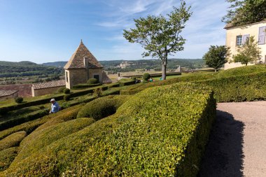 Dordogne, Fransa - 3 Eylül 2018: Jardins de Marqueyssac Fransa'nın Dordogne bölgedeki bahçelerde budama sanatı