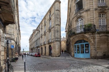 Bordeaux, Fransa - 9 Eylül 2018: Fransa'nın Bordeaux şehir merkezindeki bir sokakta ki l binalarının cephesi. Bu binalar Fransız mimarisinin tipik bir 