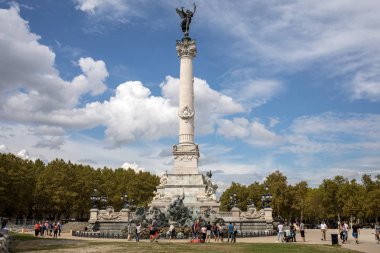  Bordeaux, Fransa - 9 Eylül 2018: Esplanade des Quinconces, Bordeaux 'daki Girondins Anıtı. Fransa