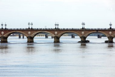 Pont de Pierre köprüsü Garonne, Bordeaux, Fransa nehrini geçiyor.