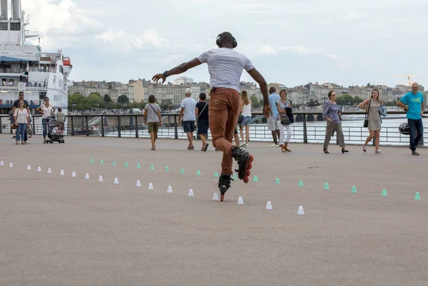 Bordeaux Francja Września 2018 Roller Skater Wykonuje Akrobacje Quai Louis — Zdjęcie stockowe