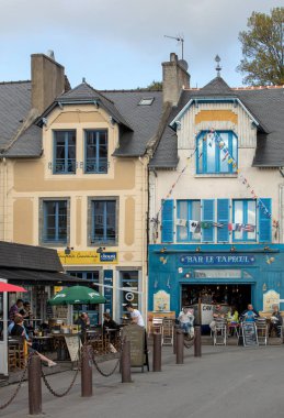 Cancale, Fransa-15 Eylül 2018: Canacle 'daki ana sokakta bulunan barlar ve restoranlar lezzetli balık ve deniz ürünleri ile ünlüdür. Brittany, Fransa