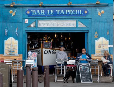 Cancale, Fransa-15 Eylül 2018: Canacle 'daki ana sokakta bulunan barlar ve restoranlar lezzetli balık ve deniz ürünleri ile ünlüdür. Brittany, Fransa