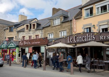 Cancale, Fransa-15 Eylül 2018: Canacle 'daki ana sokakta bulunan barlar ve restoranlar lezzetli balık ve deniz ürünleri ile ünlüdür. Brittany, Fransa