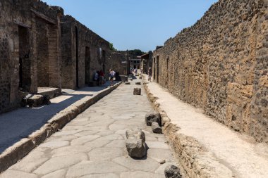 Pompei, İtalya - 15 Haziran 2017: Bir eski Arnavut kaldırımlı sokakta Pompei, İtalya kalıntıları. Roma şehri Vesuvius volkan tarafından tahrip.