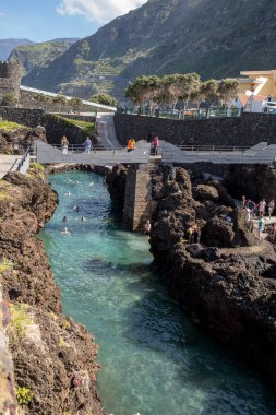 Porto Moniz, Madeira, Portekiz - 18 Nisan 2018: Madeira Adası 'ndaki Porto Moniz' in doğal kaya havuzu. Portekiz. Atlantik Okyanusu 'ndan gelen suyla umumi bir banyo..