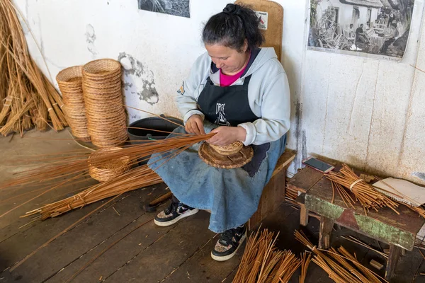 Camacha Madeira Portugal Abril 2018 Tecelão Cestos Trabalho Loja Fábrica — Fotografia de Stock