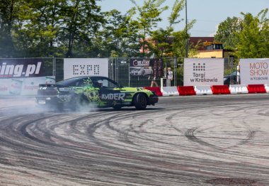 Cracow, Polonya - 18 Mayıs 2019: Drift araba Cracow Moto Show 5 baskısında eylem. Polonya. 