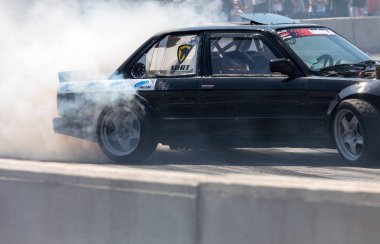 Cracow, Polonya - 18 Mayıs 2019: Drift araba Cracow Moto Show 5 baskısında eylem. Polonya. 