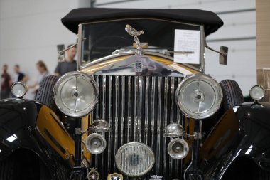  Cracow, Polonya-Mayıs 18, 2019: Rolls-Royce Convertible at Moto Show Krakow. 1929-36 yılında üretilmektedir. Belki de dünyadaki tek araba. Ingiltere 'de, Cabrio için Avustralya 'da Rolls-Royce fabrikasında dönüştürülmüş bir limuzin olarak üretilmiştir.