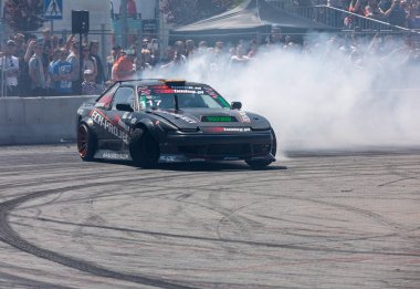 Cracow, Polonya - 18 Mayıs 2019: Drift araba Cracow Moto Show 5 baskısında eylem. Polonya. 