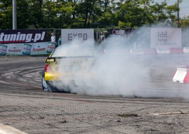 Cracow, Polonya - 18 Mayıs 2019: Drift araba Cracow Moto Show 5 baskısında eylem. Polonya. 