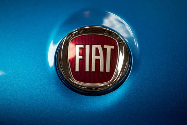 Krakkó Lengyelország Május 2019 Fiat Sorompó Logo Vértes Toyota Autó — Stock Fotó