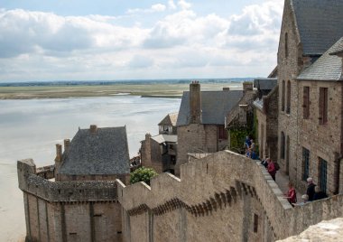 Le Mont-Saint-Michel, Fransa - 13 Eylül 2018: Mont Saint Michele 'in savunma duvarları, yürüyüş yolu ve tipik olarak taş korkuluklara sahip geniş bir üst. Normandiya, Fransa