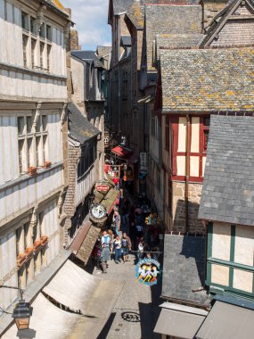 Le Mont-Saint-Michel, Fransa - 13 Eylül 2018: Mont Saint Michele 'in ana caddesindeki Grand Rue' de bir turist kalabalığı. Normandiya, Fransa