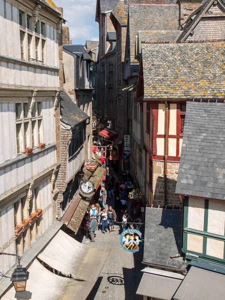 Mont Saint Michel Francia Septiembre 2018 Una Multitud Turistas Grand —  Fotos de Stock