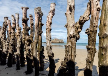 Büyük dalgakıran, gelgit şehirden, Saint-Malo, Ille-et-Vilaine, Brittany, Fransa Plage de l'ventail Beach'te savunmak için 3000 gövdeleri