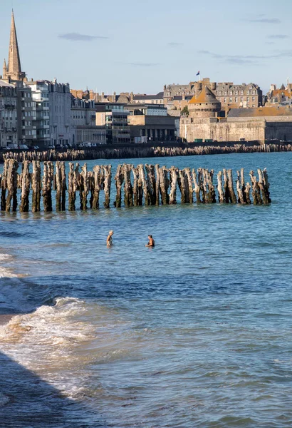 Saint Malo Frankrike September 2018 Kvinnor Morgon Simma Havet Saint — Stockfoto