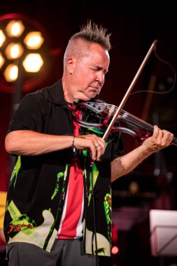 Cracow, Polonya - Juni 28, 2019: Nigel Kennedy ve Mike Stern Jimi Hendrix Açılış Konseri 24 çalar. Yaz Caz Festivali Krakow, Auditorium Maximum, 2020 için Nigel Kennedy tarafından hazırlanan özel bir projenin prömiyeri öncesi gösterimi. 