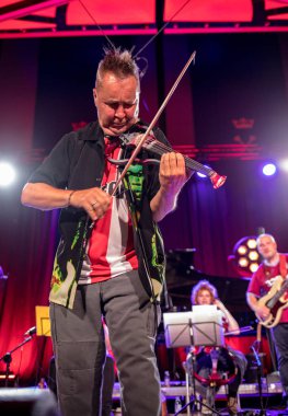 Cracow, Polonya - Juni 28, 2019: Nigel Kennedy ve Mike Stern Jimi Hendrix Açılış Konseri 24 çalar. Yaz Caz Festivali Krakow, Auditorium Maximum, 2020 için Nigel Kennedy tarafından hazırlanan özel bir projenin prömiyeri öncesi gösterimi. 