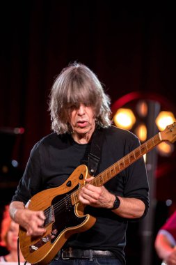 Cracow, Polonya - Juni 28, 2019: Nigel Kennedy ve Mike Stern Jimi Hendrix Açılış Konseri 24 çalar. Yaz Caz Festivali Krakow, Auditorium Maximum, 2020 için Nigel Kennedy tarafından hazırlanan özel bir projenin prömiyeri öncesi gösterimi. 