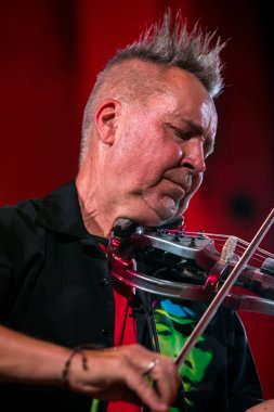 Cracow, Polonya - Juni 28, 2019: Nigel Kennedy ve Mike Stern Jimi Hendrix Açılış Konseri 24 çalar. Yaz Caz Festivali Krakow, Auditorium Maximum, 2020 için Nigel Kennedy tarafından hazırlanan özel bir projenin prömiyeri öncesi gösterimi. 