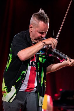Cracow, Polonya - Juni 28, 2019: Nigel Kennedy ve Mike Stern Jimi Hendrix Açılış Konseri 24 çalar. Yaz Caz Festivali Krakow, Auditorium Maximum, 2020 için Nigel Kennedy tarafından hazırlanan özel bir projenin prömiyeri öncesi gösterimi. 